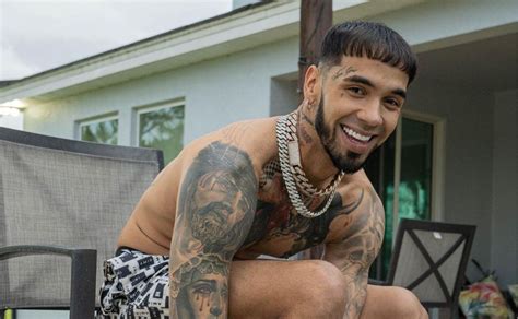 anuel sin playera|Anuel AA se muestra sin camisa y extrañando a Karol G